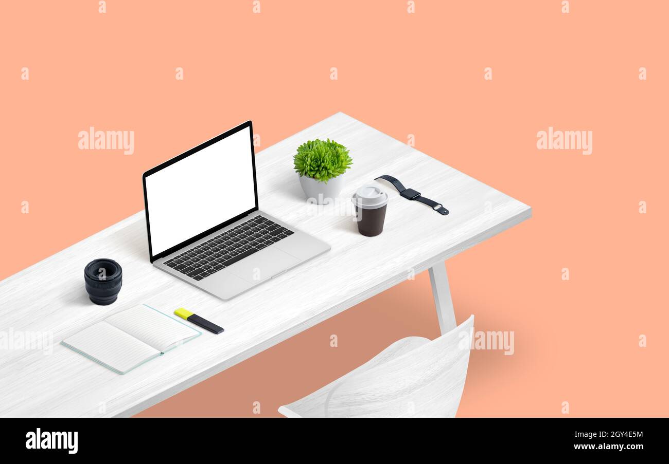 Laptop con schermo vuoto per mockup, presentazione del sito web. Vista isometrica della scrivania con caffè, piante, orologio intelligente, obiettivo, cialde Foto Stock