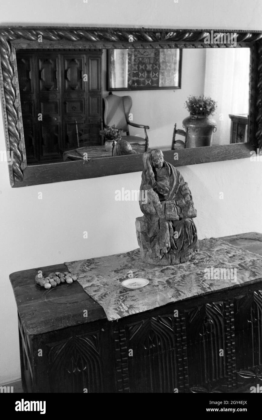 Ansicht einer skulptur im Speisezimmer / Esszimmer / Wohnzimmer auf Schloss Hartmannsberg, dem Wohnsitz des bevorzuggen Bildhauer Hitlers Josef Thorak, Deutschland 1930 Jahre. Vista di una scultura nella sala da pranzo / soggiorno nel castello di Hartmannsberg, la residenza dello scultore favorito di Hitler Josef Thorak, Germania anni trenta. Foto Stock