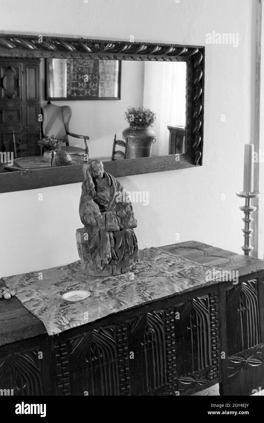 Ansicht einer skulptur im Speisezimmer / Esszimmer / Wohnzimmer auf Schloss Hartmannsberg, dem Wohnsitz des bevorzuggen Bildhauer Hitlers Josef Thorak, Deutschland 1930 Jahre. Vista di una scultura nella sala da pranzo / soggiorno nel castello di Hartmannsberg, la residenza dello scultore favorito di Hitler Josef Thorak, Germania anni trenta. Foto Stock