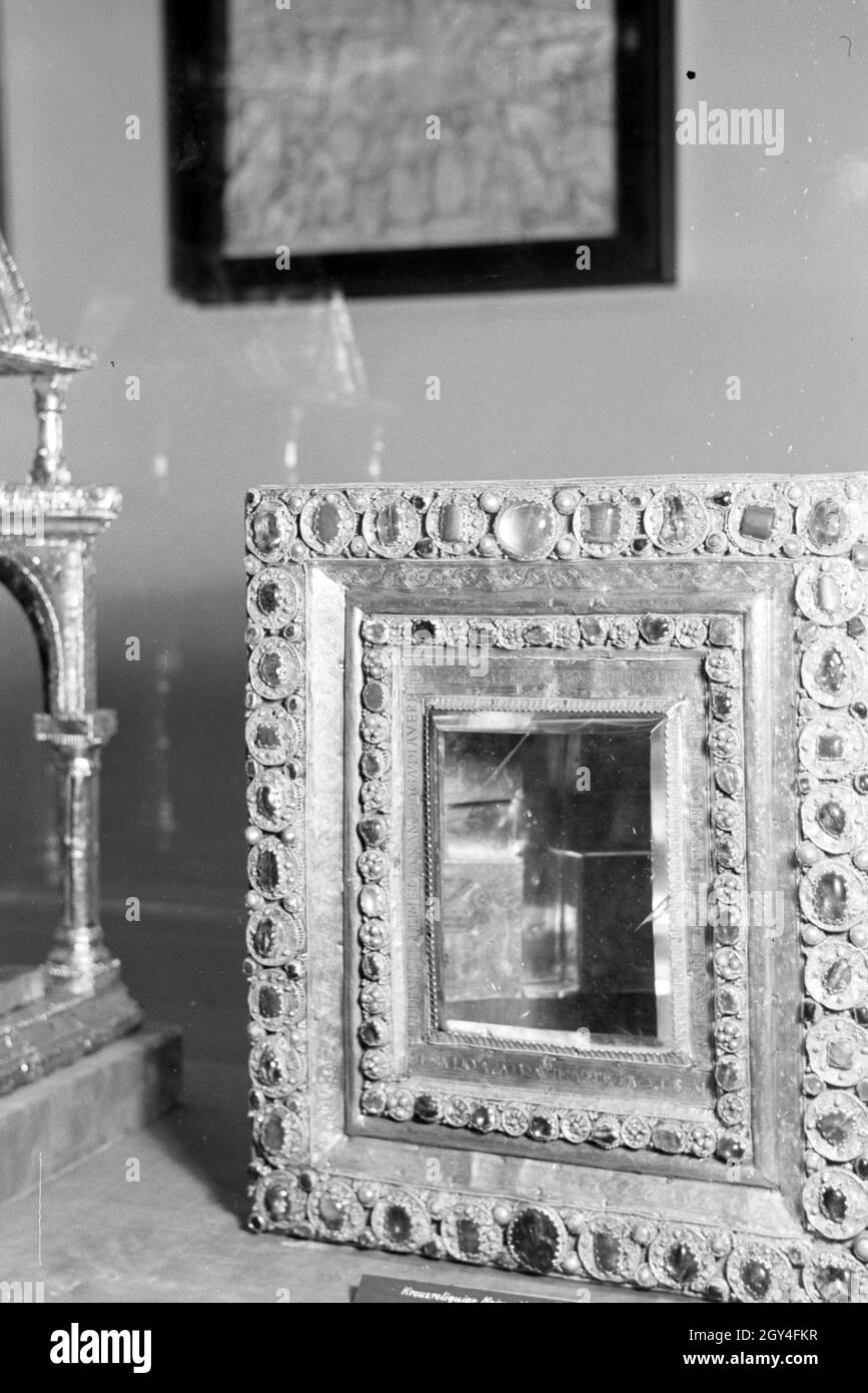 Boccherini des reich verzierten Kreuzreliquiars Heinrich des II. in den Schatzkammern der Münchener Residenz, Deutschland 1930er Jahre. Immagine del riccamente ornati croce reliquia del Sacro Romano Imperatore Enrico II. nel tesoro della Residenz di Monaco di Baviera, Germania 1930s. Foto Stock