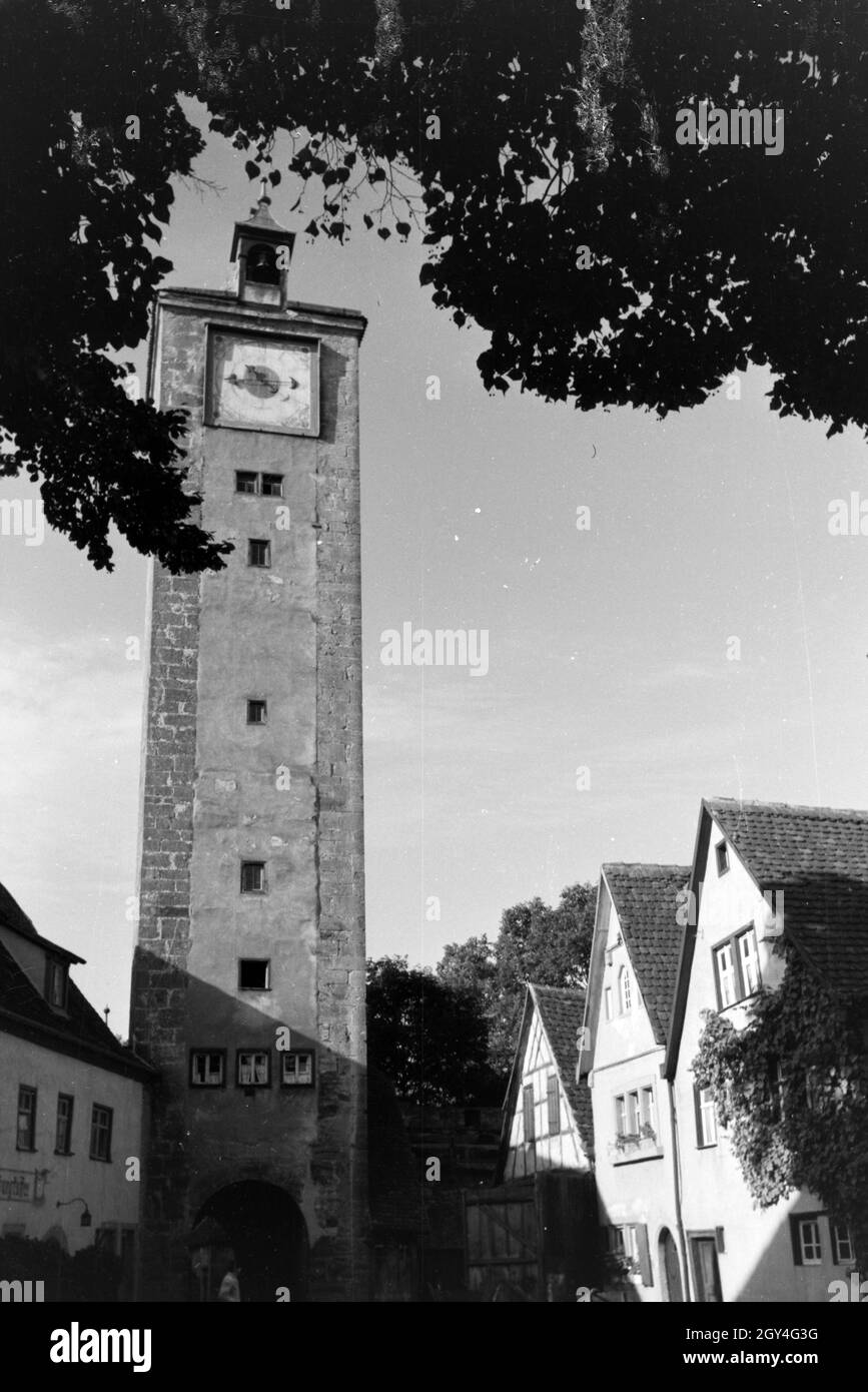 Das Burgtor mit dem großen Torturm a Rothenburg ob der Tauber, Deutschland 1930er Jahre. La porta del castello con la grande torre di porta a Rothenburg ob der Tauber, Germania 1930s. Foto Stock