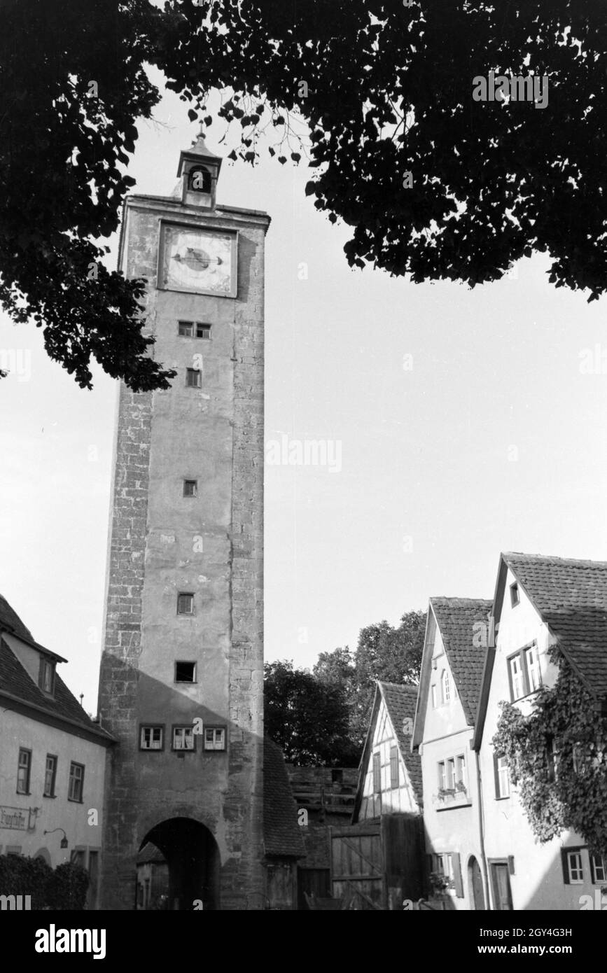 Das Burgtor mit dem großen Torturm a Rothenburg ob der Tauber, Deutschland 1930er Jahre. La porta del castello con la grande torre di porta a Rothenburg ob der Tauber, Germania 1930s. Foto Stock