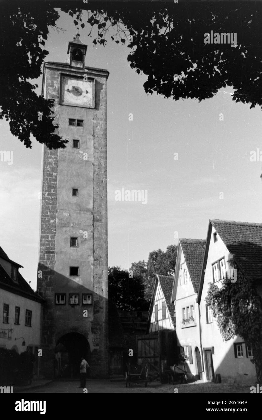 Das Burgtor mit dem großen Torturm a Rothenburg ob der Tauber, Deutschland 1930er Jahre. La porta del castello con la grande torre di porta a Rothenburg ob der Tauber, Germania 1930s. Foto Stock