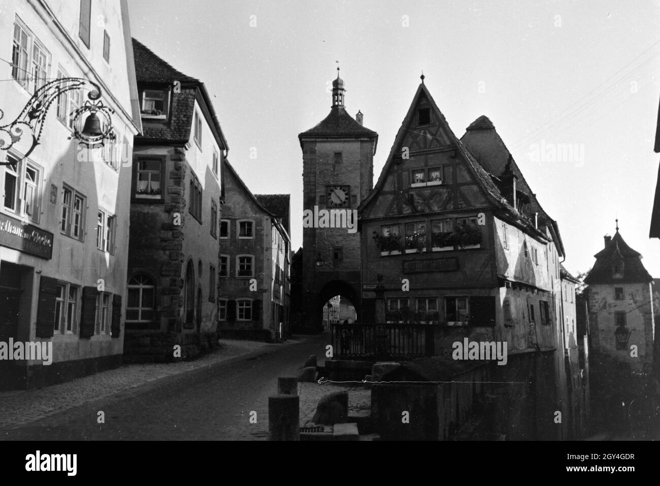 Das Plönlein a Rothenburg ob der Tauber mit dem Sieberstor links und dem Kobolzeller Tor rechts, Deutschland 1930er Jahre. Il Plönlein a Rothenburg ob der Tauber con il Siebers cancello sulla sinistra e il Kobolzelle cancello sulla destra, Germania 1930er Jahre. Foto Stock