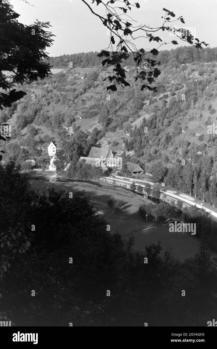 Der Blick auf die Fachwerkhäuser der Stadt Rothenburg von der Tauber eingebettet in schöne Naturlandschaften, Deutschland 1930er Jahre. Vista di tipiche case a graticcio della città di Rothenburg ob der Tauber incorporato in un bellissimo paesaggio naturale, Germania 1930s. Foto Stock