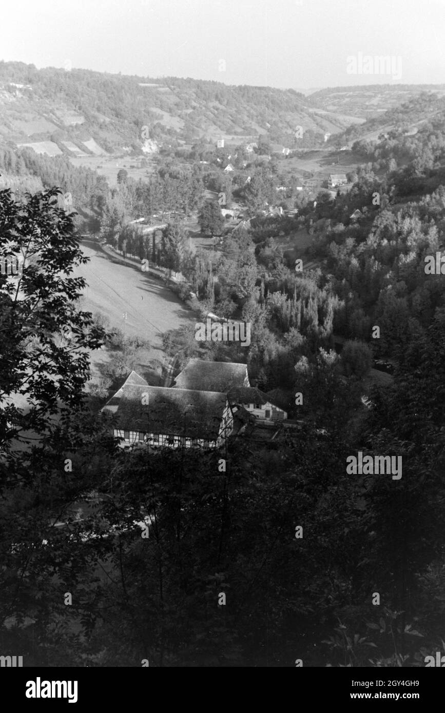 Der Blick auf die Fachwerkhäuser der Stadt Rothenburg von der Tauber eingebettet in schöne Naturlandschaften, Deutschland 1930er Jahre. Vista di tipiche case a graticcio della città di Rothenburg ob der Tauber incorporato in un bellissimo paesaggio naturale, Germania 1930s. Foto Stock