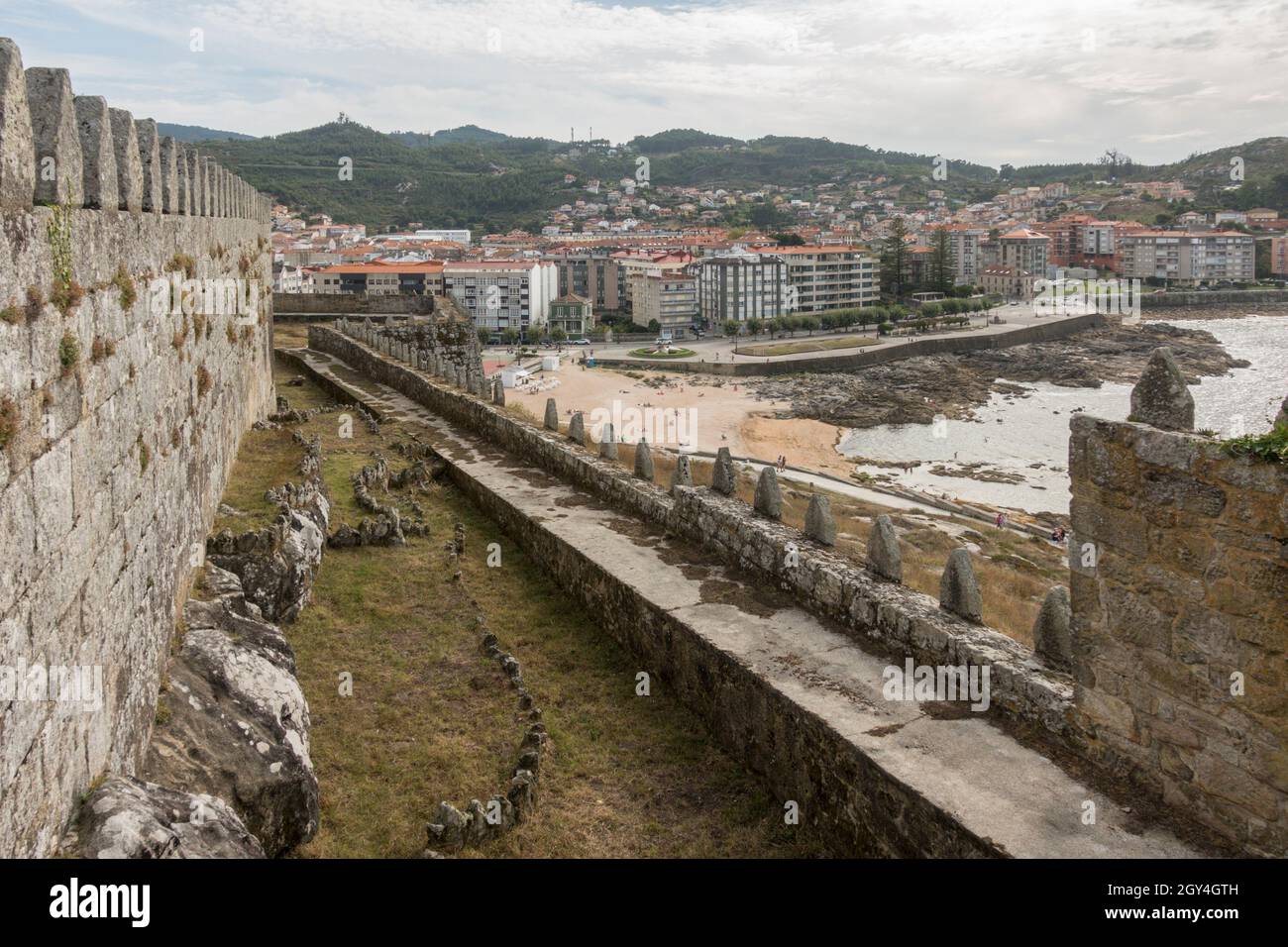 Baiona Spagna. Vista del Castello Monterreal di Baiona, sede Parador, fortezza, Galizia, Spagna. Foto Stock