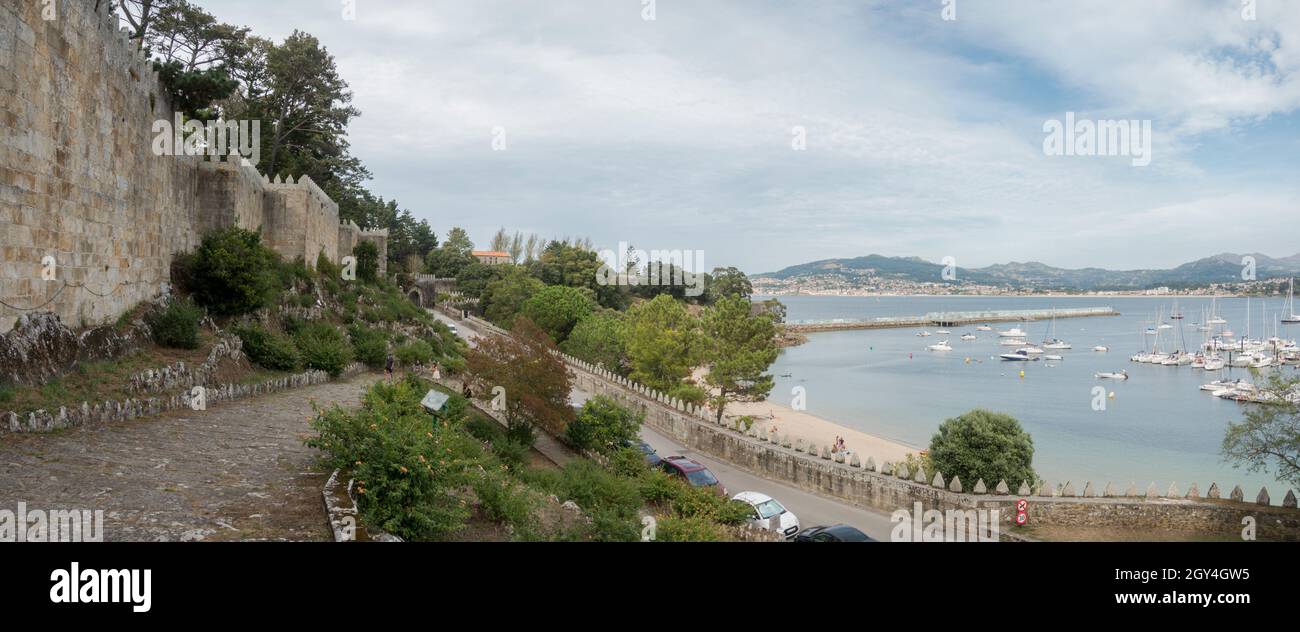 Vista del Castello Monterreal di Baiona, sede Parador, fortezza, Galizia, Spagna. Foto Stock