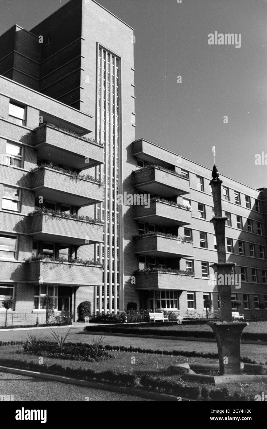 Die 1935 a Tübingen erbaute Chirurgische Universitätsklink mit ihrem zukunftsweisenden Stahlskelettbau, Deutschland 1930er Jahre. L'intervento chirurgico ospedale dell'Università di Tübingen costruito nel 1935 con un pionieristico di costruzione del telaio in acciaio, Germania 1930s. Foto Stock