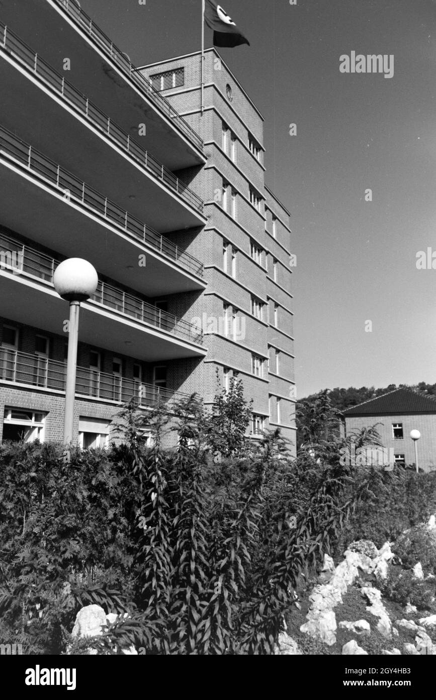 Eine wehende Fahne mit Hakenkreuzmotiv an der Fassade der 1935 a Tübingen erbauten chirurgischen Universitätsklink mit ihrem zukunftsweisenden Stahlskelettbau, Deutschland 1930er Jahre. Un flag di soffiaggio con una croce uncinata motivo sulla facciata della chirurgia ospedale dell'Università di Tübingen costruito nel 1935 con un pionieristico di costruzione del telaio in acciaio, Germania 1930s. Foto Stock