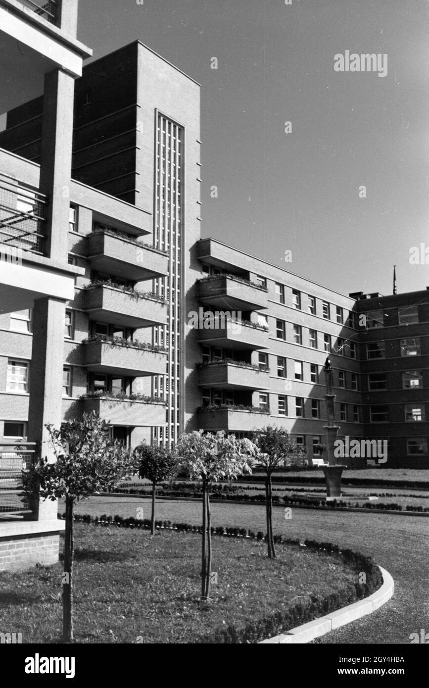 Die 1935 a Tübingen erbaute Chirurgische Universitätsklink mit ihrem zukunftsweisenden Stahlskelettbau, Deutschland 1930er Jahre. L'intervento chirurgico ospedale dell'Università di Tübingen costruito nel 1935 con un pionieristico di costruzione del telaio in acciaio, Germania 1930s. Foto Stock