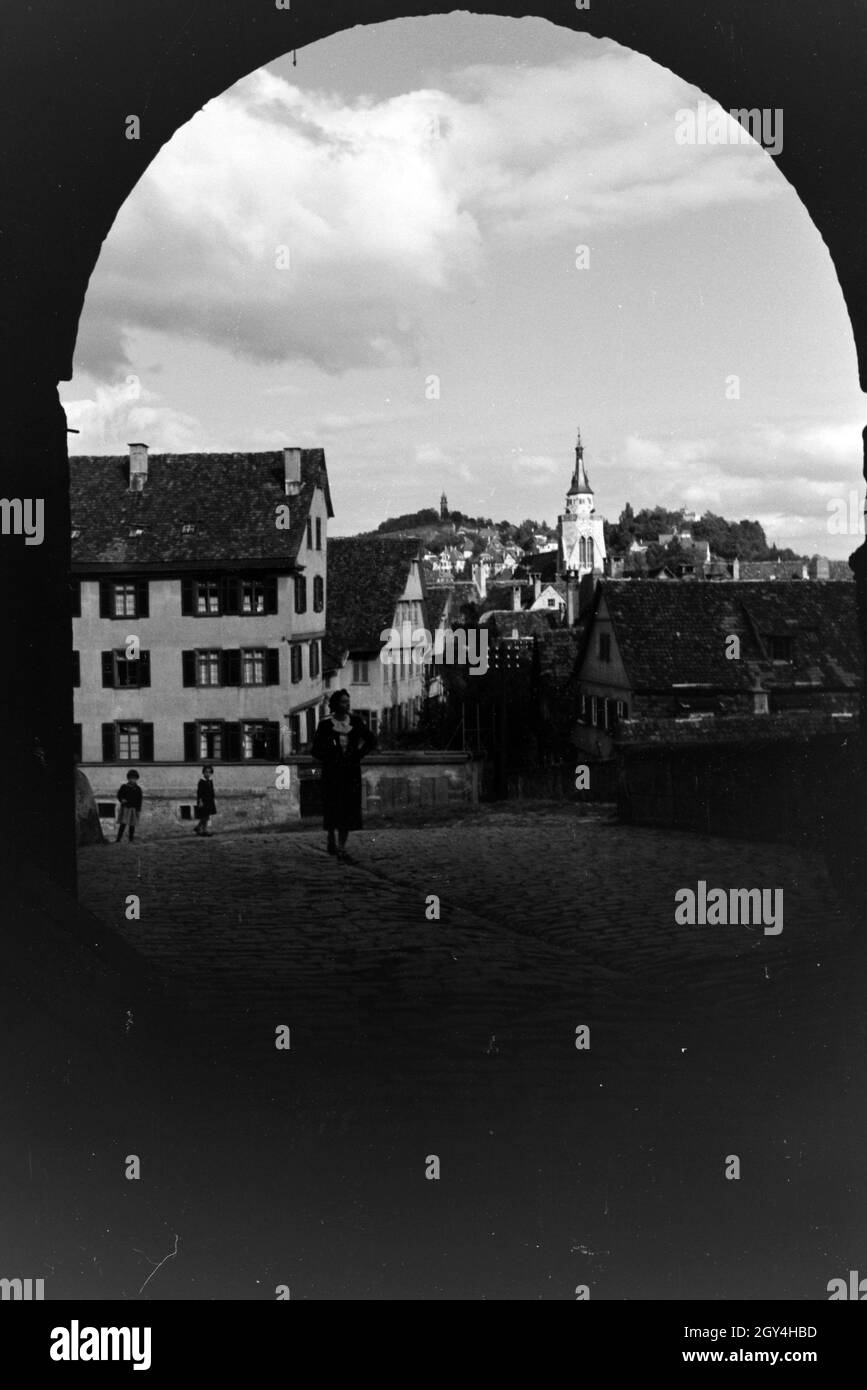 Der Blick auf die Altstadt Tübingens durch das Untere Schlosstor des Schlosses Hohentübinger, Tübingen, Deutschland 1930er Jahre. La vista del quartiere storico di Tübingen attraverso il castello inferiore cancello del castello Hohentübinger, Tubinga, Germania 1930s. Foto Stock
