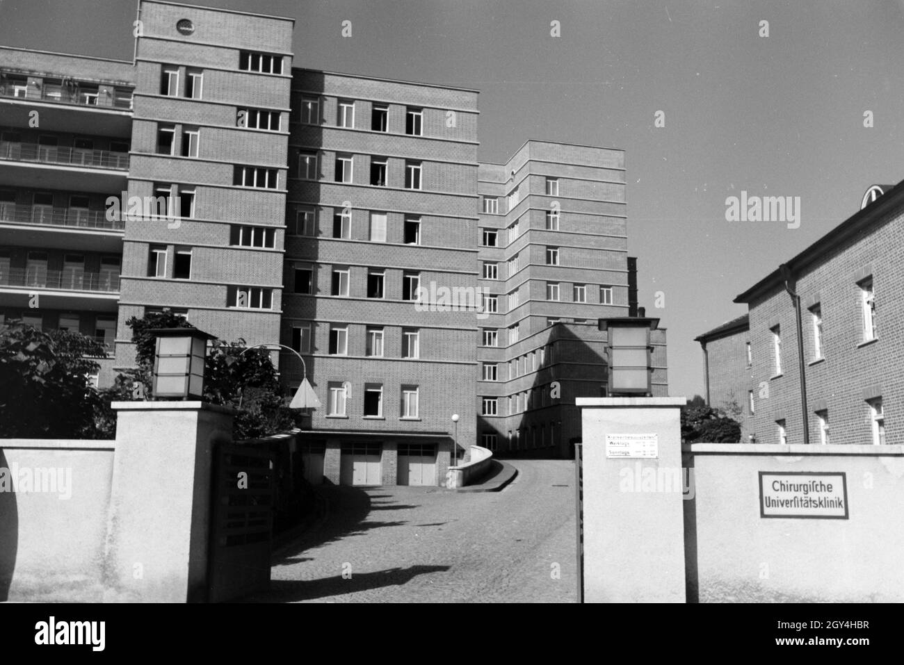 Die 1935 a Tübingen erbaute Chirurgische Universitätsklink mit ihrem zukunftsweisenden Stahlskelettbau, Deutschland 1930er Jahre. L'intervento chirurgico ospedale dell'Università di Tübingen costruito nel 1935 con un pionieristico di costruzione del telaio in acciaio, Germania 1930s. Foto Stock