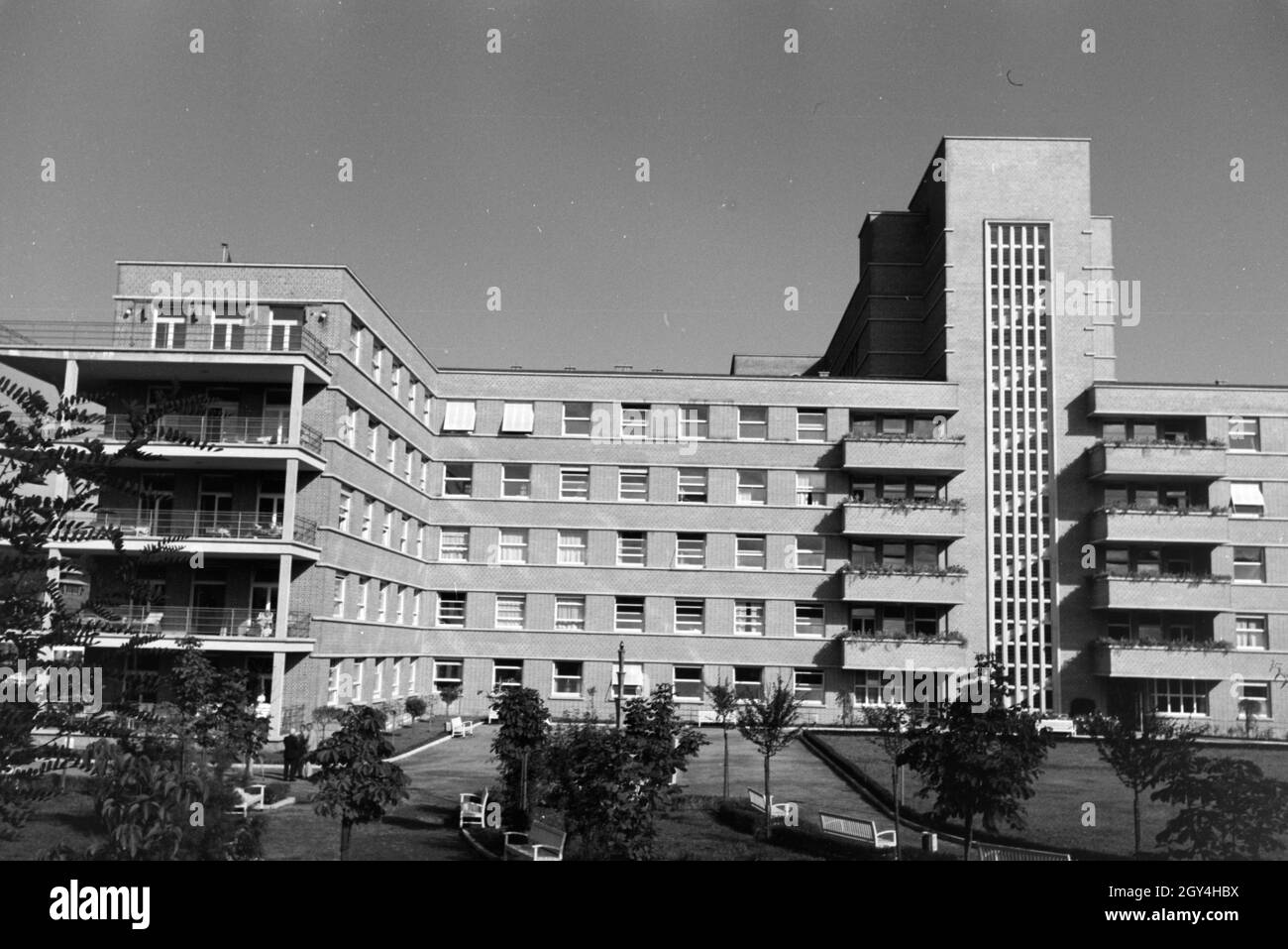 Die 1935 a Tübingen erbaute Chirurgische Universitätsklink mit ihrem zukunftsweisenden Stahlskelettbau, Deutschland 1930er Jahre. L'intervento chirurgico ospedale dell'Università di Tübingen costruito nel 1935 con un pionieristico di costruzione del telaio in acciaio, Germania 1930s. Foto Stock