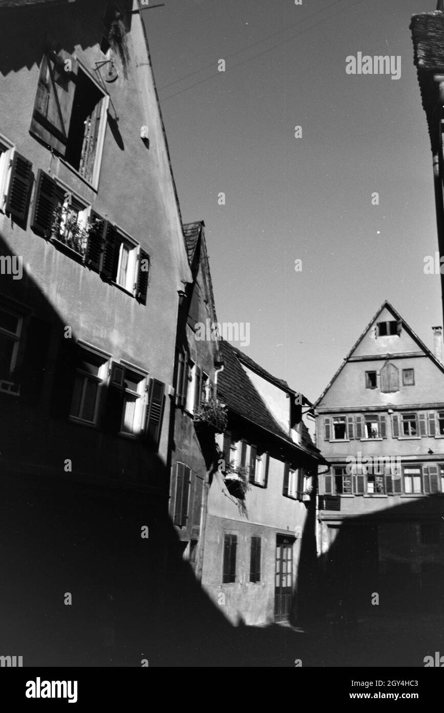Tübinger Hausfassaden mit den ür die Stadt typischen Fensterläden, Deutschland 1930er Jahre. Facciate di case di Tübingen con finestra di otturatori che sono tipiche per la città, Germania 1930s. Foto Stock