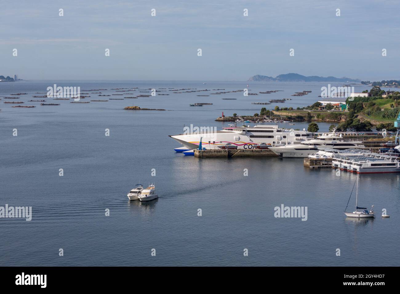 Estuario di Ria de Vigo, con fattorie di mitili di fronte, Galizia, Spagna. Foto Stock