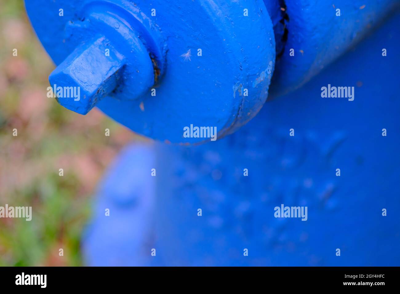 Closeup shot di un chiodo blu esterno del tubo dell'acqua Foto Stock