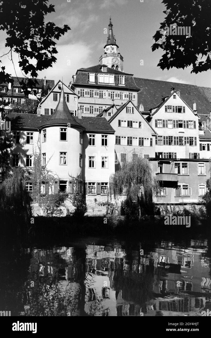Die Hausfassden entlang der Neckafront a Tübingen, Deutschland 1930er Jahre. Le facciate delle tipiche case a graticcio nel quartiere storico di Tubinga, Germania 1930s. Foto Stock