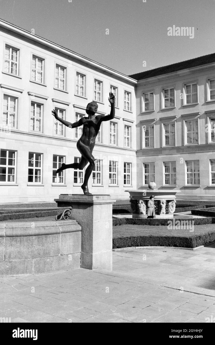 Die Skulptur eines Läufers hinter der Neuen Aula der Universität di Tübingen Deutschland 1930er Jahre. La scultura di un runner dietro la Neue Aula di Tubinga, Germania 1930s. Foto Stock