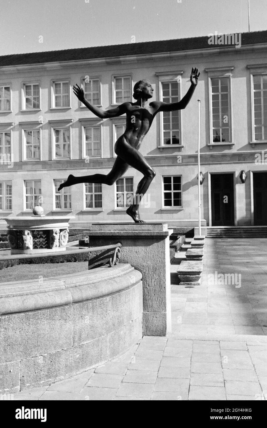 Die Skulptur eines Läufers hinter der Neuen Aula der Universität di Tübingen Deutschland 1930er Jahre. La scultura di un runner dietro la Neue Aula di Tubinga, Germania 1930s. Foto Stock