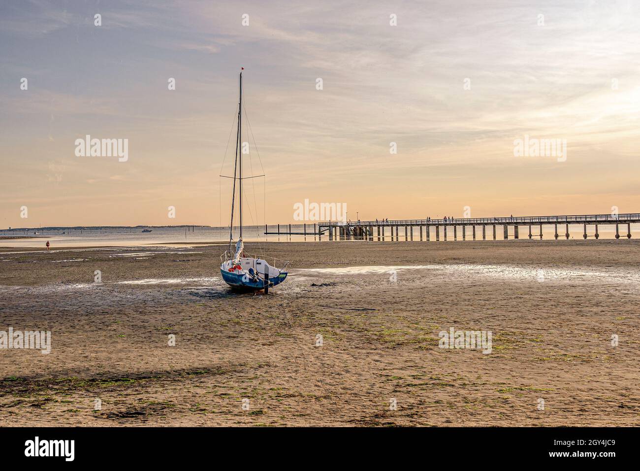 Atmosfera serale a bassa marea ad Andernos-les-Bains al bassin d'Arcachon, Francia Foto Stock