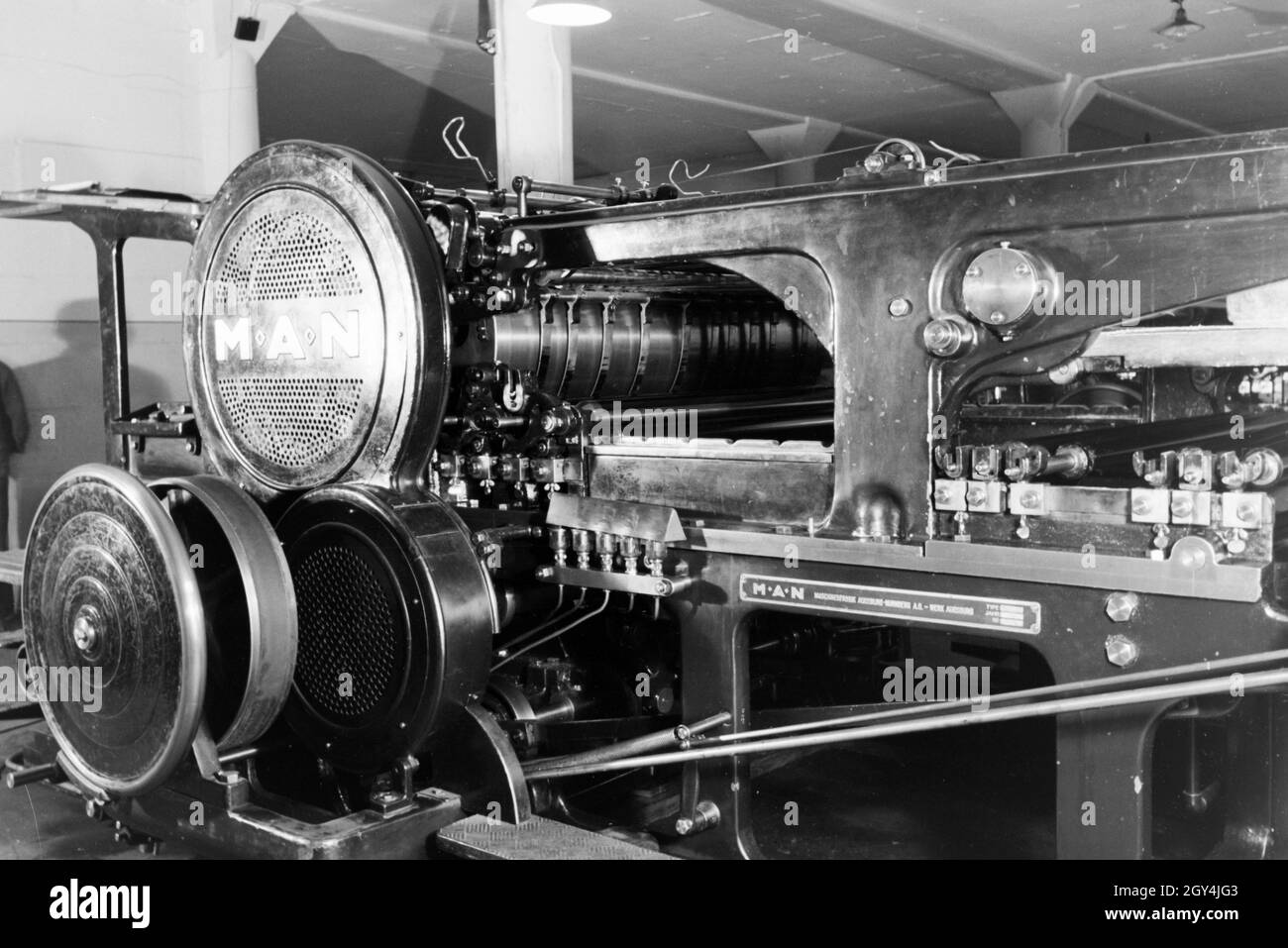 Eine Rotationsdruckmaschine in den Werken des Maschinenbaukonzerns MAN (Maschinenfabrik Augsburg-Nürnberg), Deutschland 1930er Jahre. Una stampa rotativa premere negli impianti di ingegneria meccanica azienda MAN (Maschinenfabrik Augsburg-Nürnberg), Germania 1930s. Foto Stock