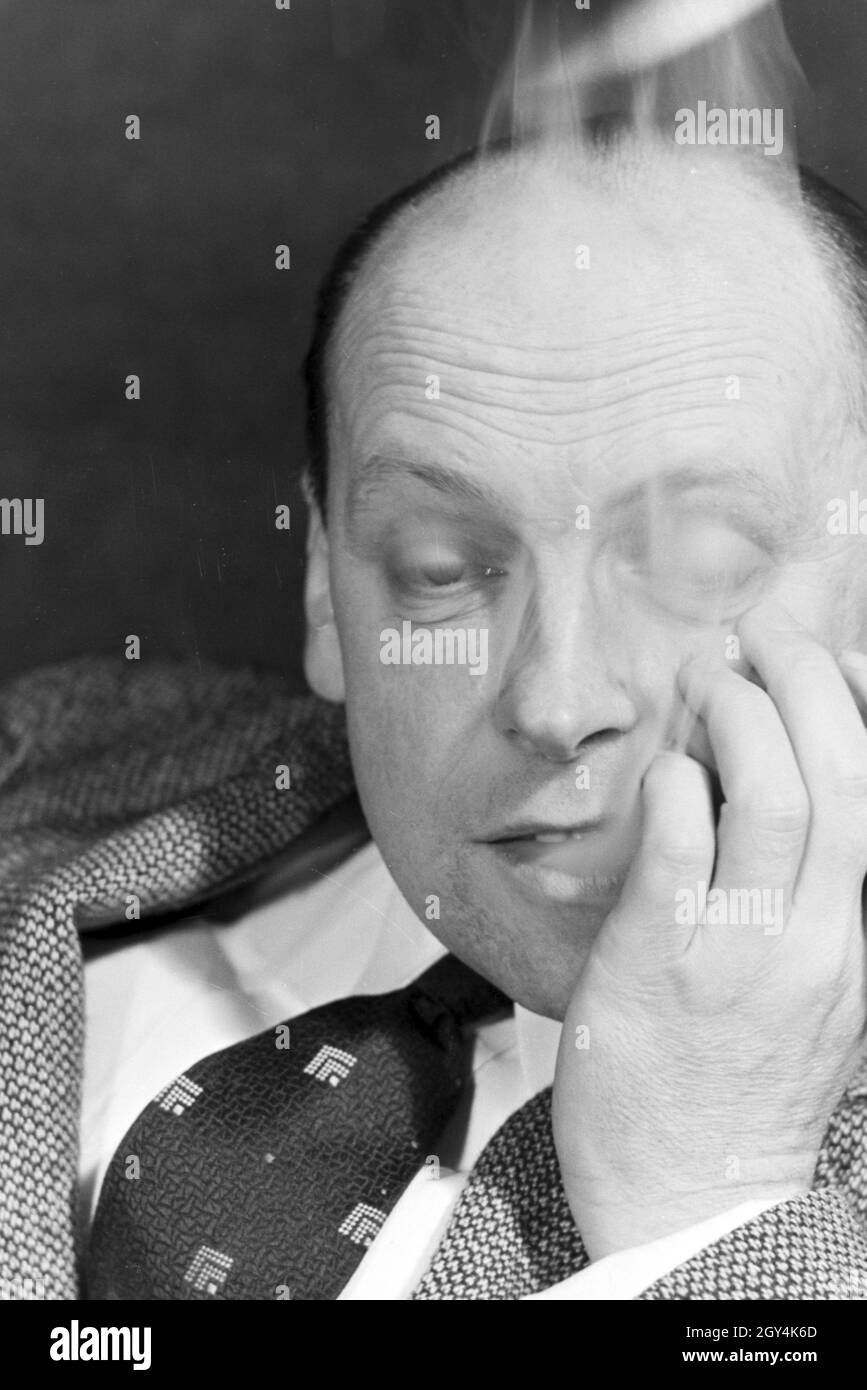 Ein Mann raucht Zigarre für eine Werbekampagne, Deutsches Reich 1930er Jahre. Un uomo di fumare un sigaro per una campagna pubblicitaria, Germania 1930s. Foto Stock