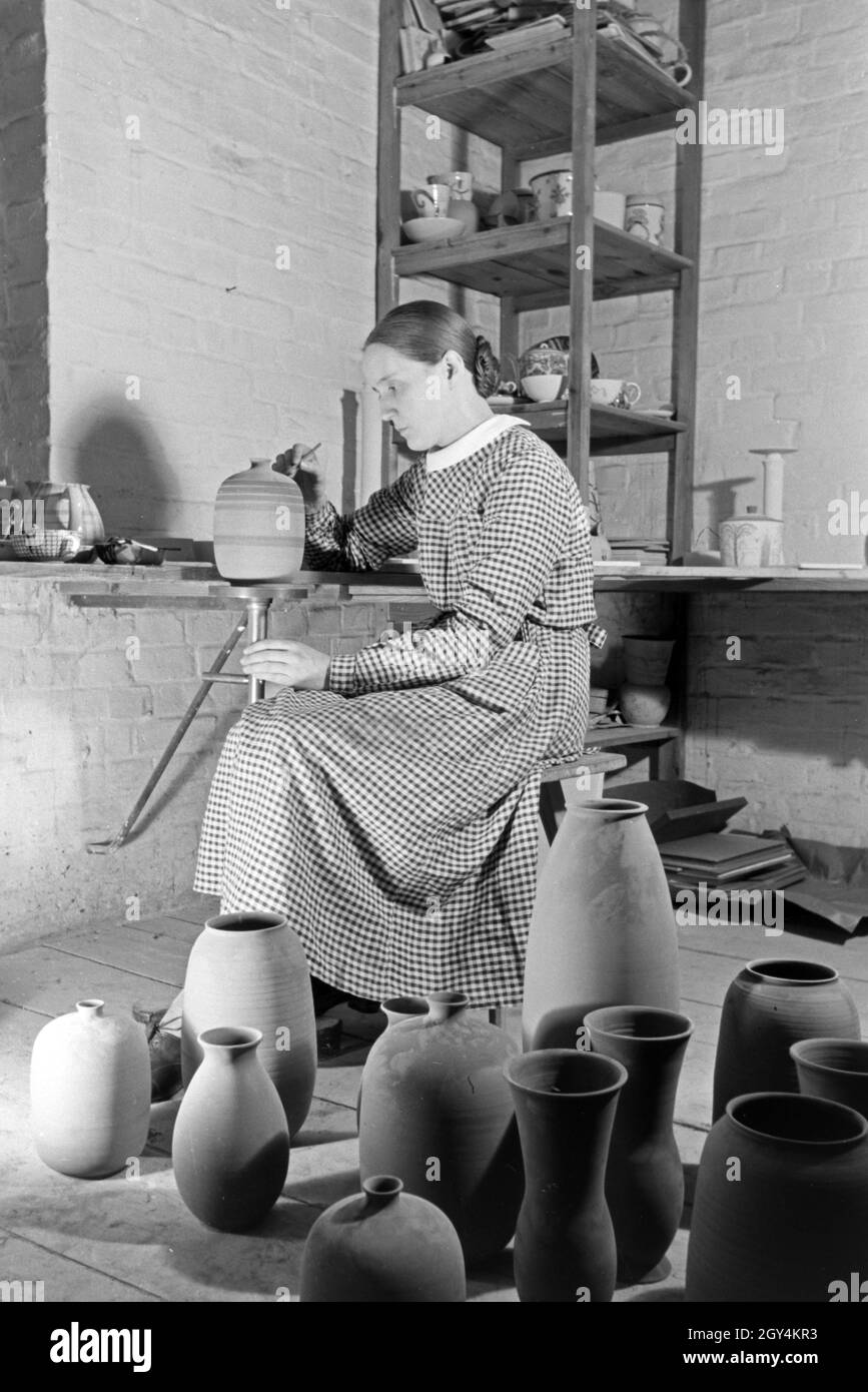 Eine Porzellanmalerin bei der Arbeit, Deutsches Reich 1930er Jahre. Un pittore di porcellana a lavoro, Germania 1930s. Foto Stock