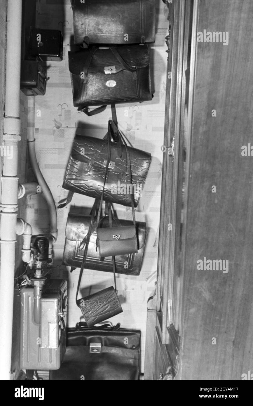 Die Schultaschen einer kinderreichen Familie, Deutsches Reich 1930er Jahre. Il schoolbags di una famiglia estesa, Germania 1930s. Foto Stock