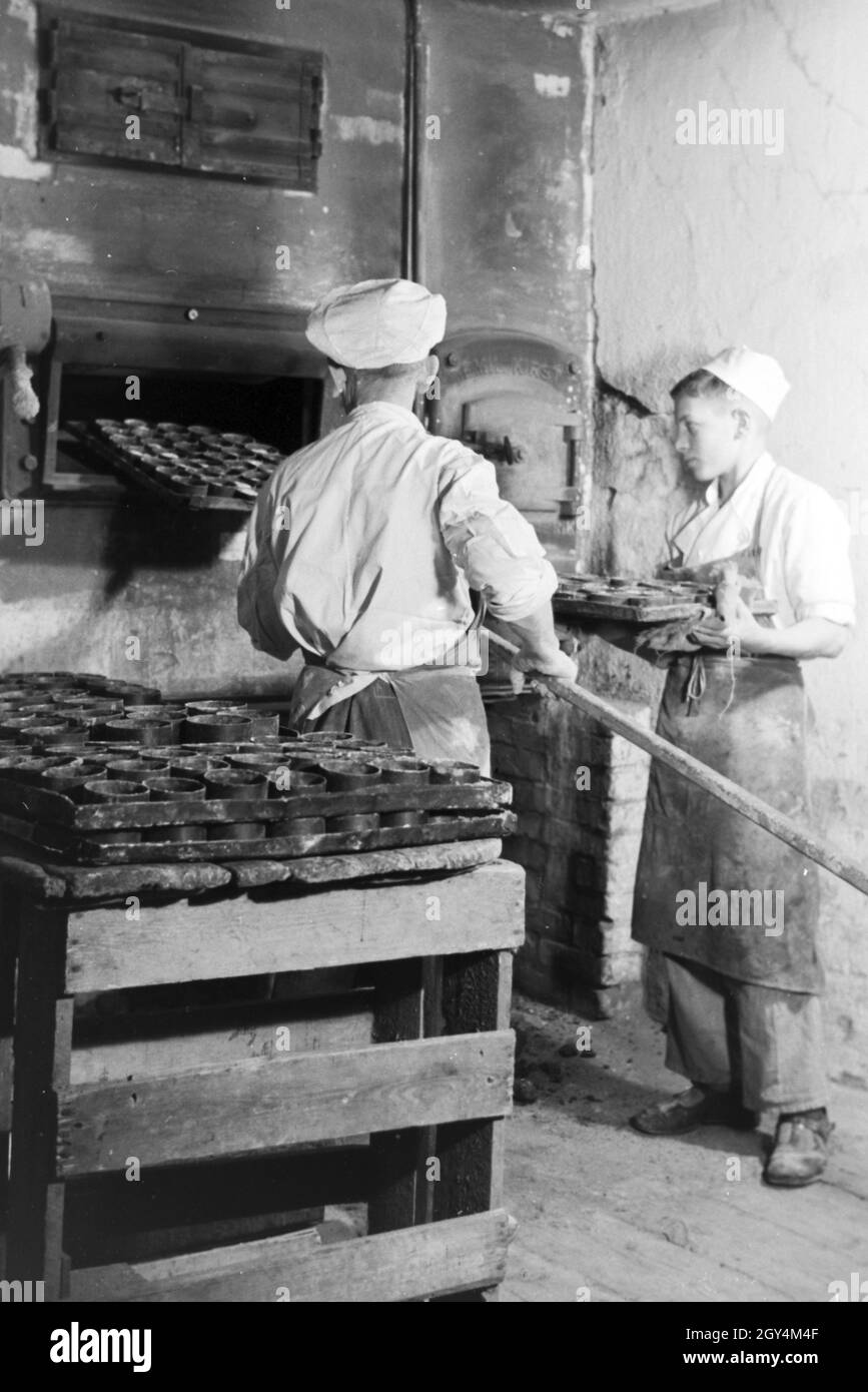 Mitarbeiter der Konditorei Gebr. Müller Liegnitz bei der Arbeit, Deutsches Reich 1930er Jahre. I dipendenti della confetteria Bros. Müller Liegnitz al lavoro, Germania 1930s. Foto Stock