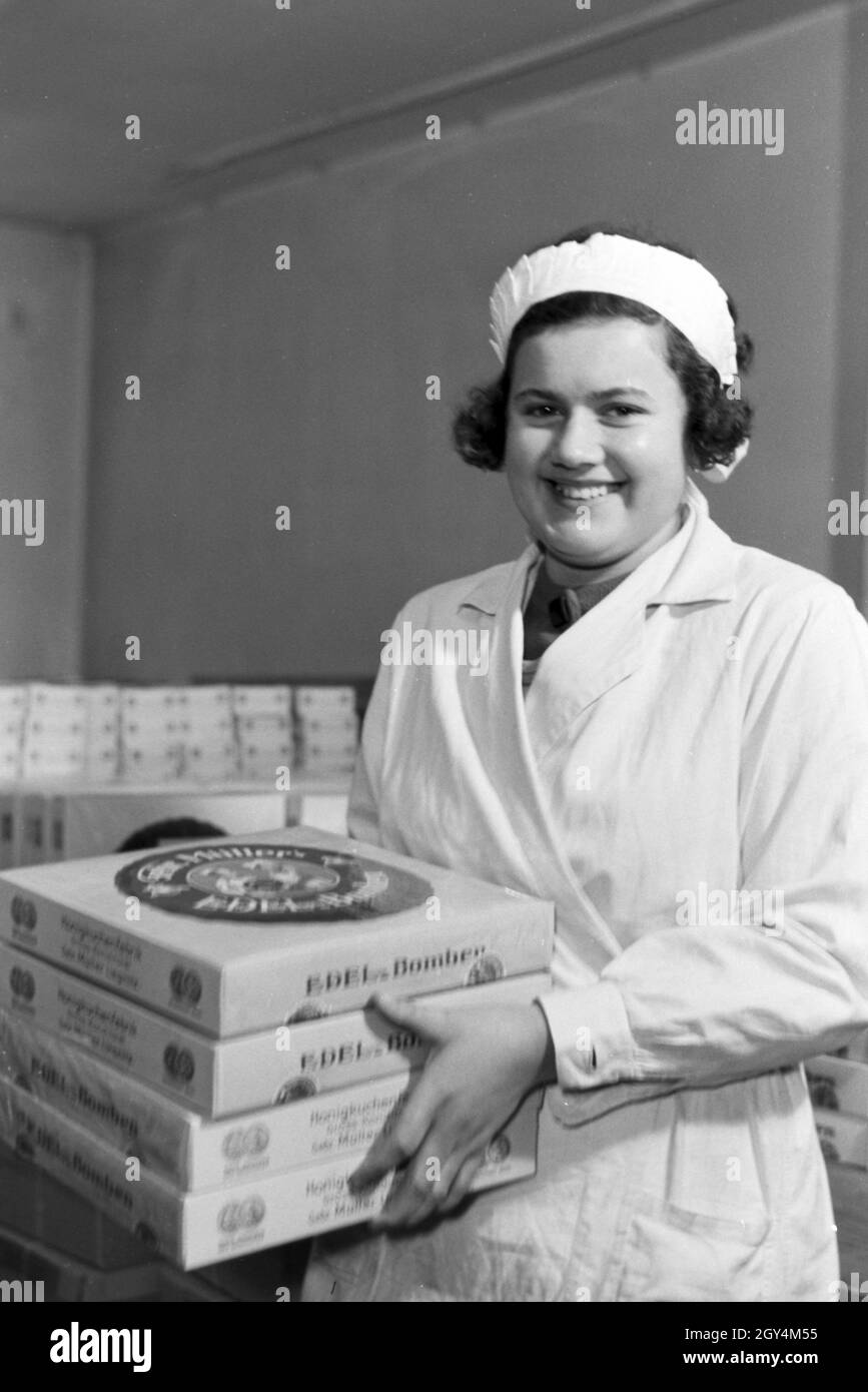 Mitarbeiterin der Konditorei Gebr. Müller Liegnitz bei der Arbeit, Deutsches Reich 1930er Jahre. Dipendente della confetteria Bros. Müller Liegnitz al lavoro, Germania 1930s. Foto Stock