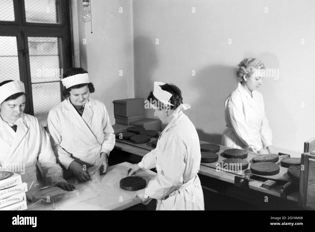 Mitarbeiter der Konditorei Gebr. Müller Liegnitz bei der Arbeit, Deutsches Reich 1930er Jahre. I dipendenti della confetteria Bros. Müller Liegnitz al lavoro, Germania 1930s. Foto Stock