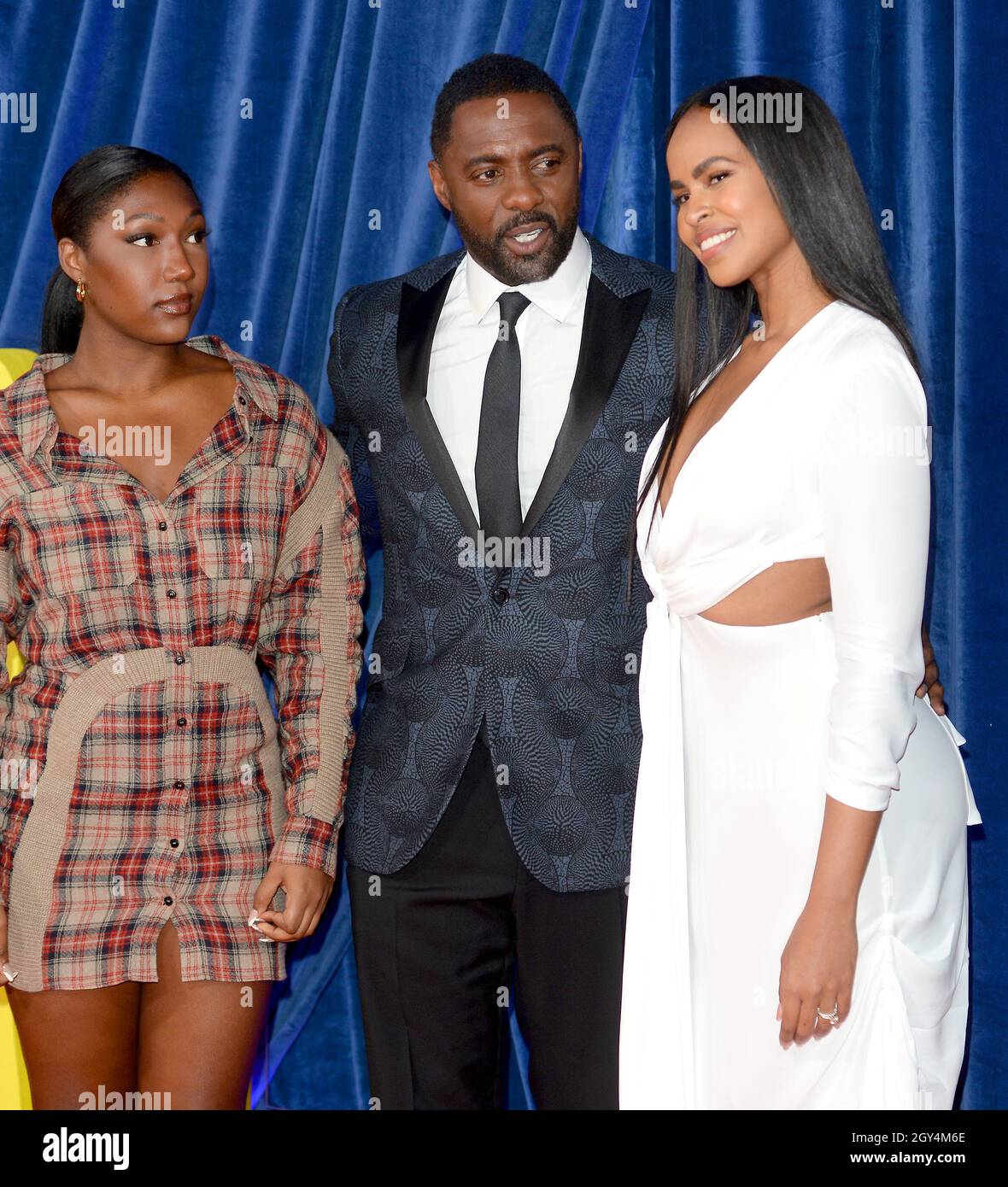 Foto da accreditare ©Alpha Press 078237 06/10/2021 Isan Elba, Idris Elba e la moglie Sabrina Dhowre Elba The Harder They Fall Premiere Opening Gala durante il BFI London Film Festival 2021 a Londra Foto Stock