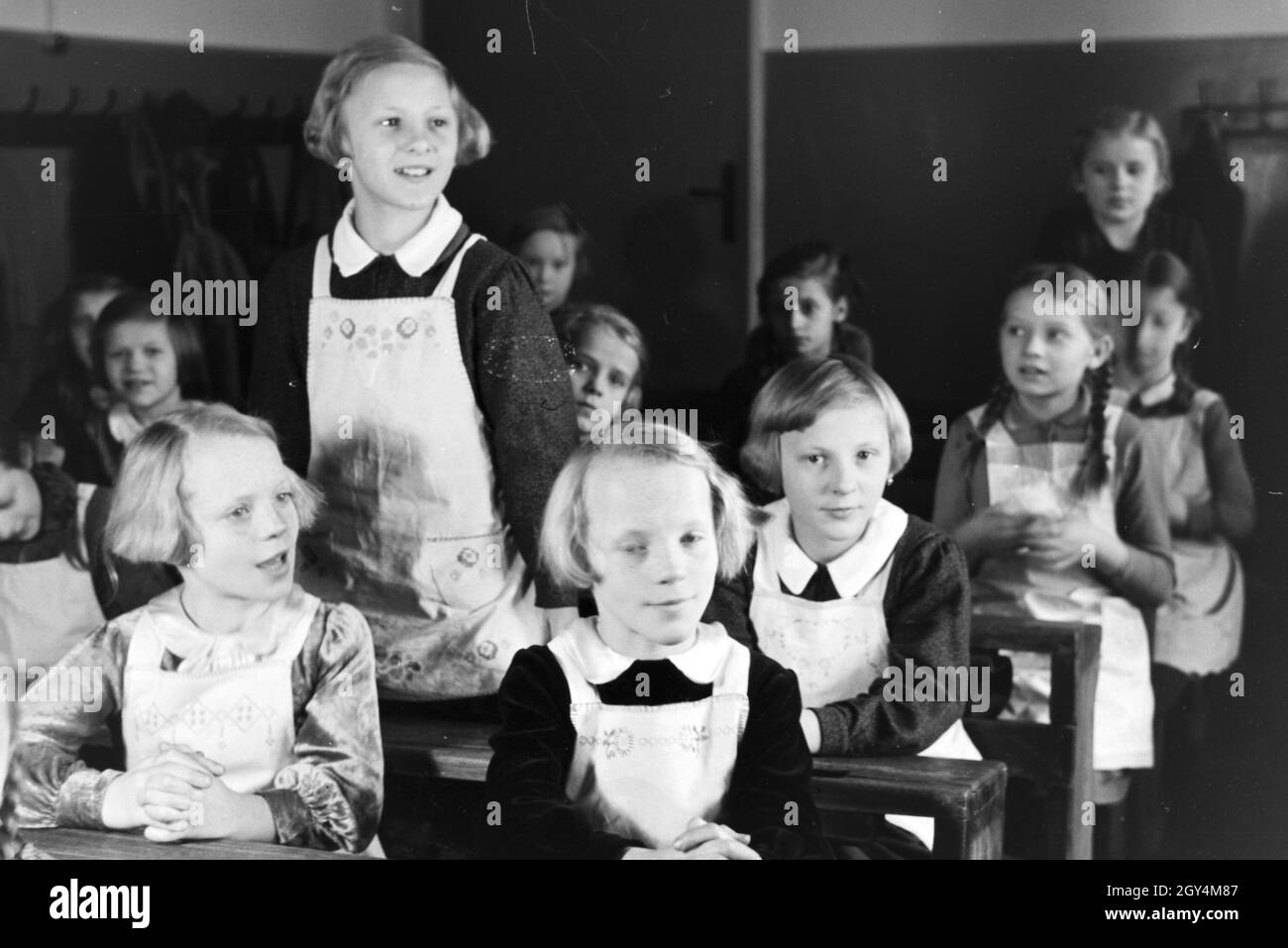 Die Vierlinge von Brücken in der Schule, Deutsches Reich 1930er Jahre. Le gemelle di Brücken a scuola, Germania 1930s. Foto Stock