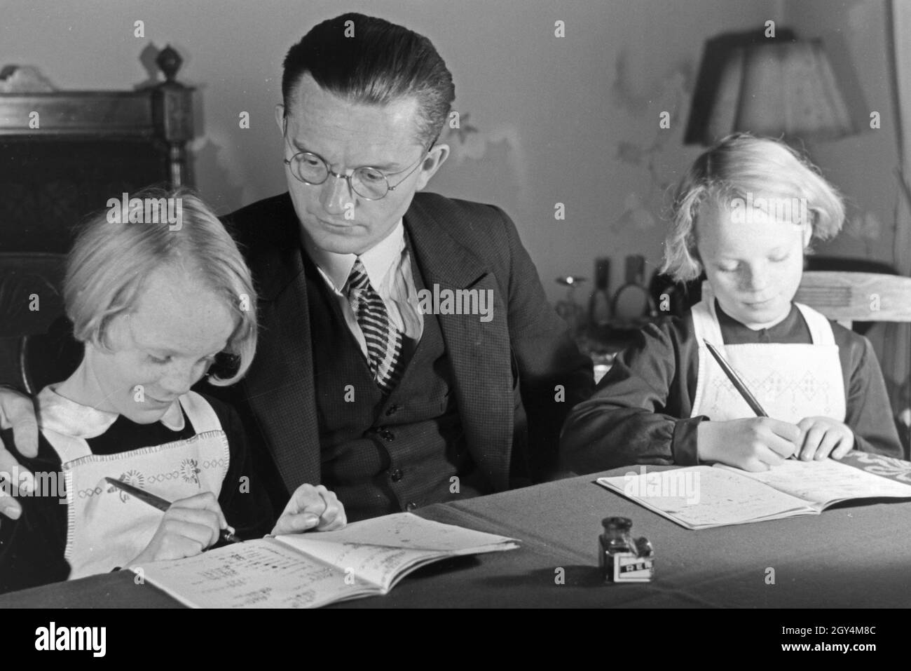 Zwei der Vierlinge von Brücken mit ihrem Vater, Deutsches Reich 1930er Jahre. Due delle gemelle di Brücken con il loro padre, Germania 1930s. Foto Stock