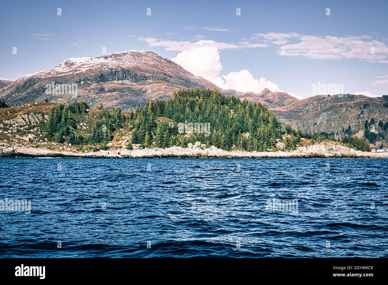 pesca in norvegia, selje. Un paradiso per le vacanze di pesca. Godetevi il paesaggio mozzafiato in barca. Montagne, mare, fiordo e pesce. Foto Stock