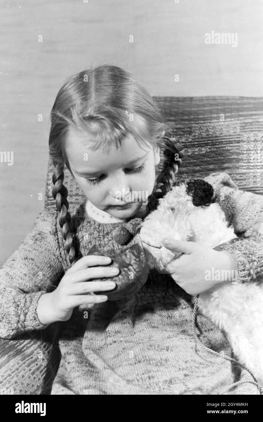 Ein Mädchen isst Liegnitzer Bomben, Deutsches Reich 1930er Jahre. Una ragazza di mangiare Liegnitzer Bomben, Germania 1930s. Foto Stock