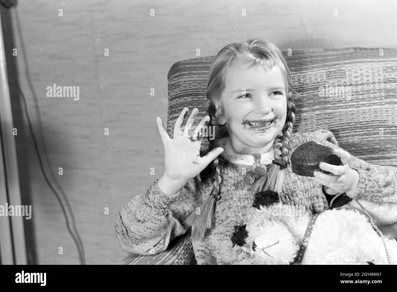 Ein Mädchen isst Liegnitzer Bomben, Deutsches Reich 1930er Jahre. Una ragazza di mangiare Liegnitzer Bomben, Germania 1930s. Foto Stock