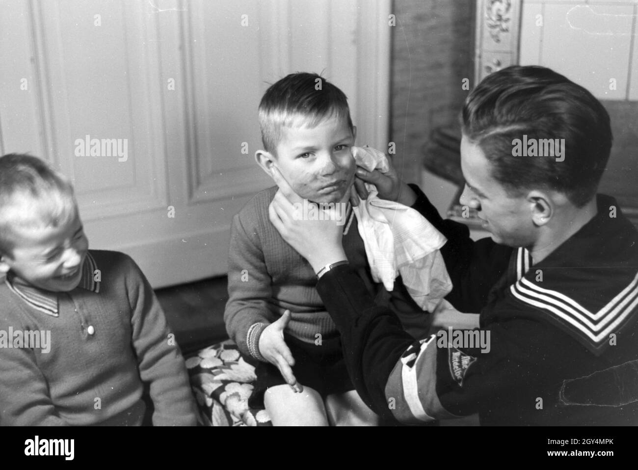 Mitglieder einer kinderreichen Familie helfen sich gegenseitig, Deutsches Reich 1930er Jahre. I membri di una famiglia estesa si aiutano a vicenda, Germania 1930s. Foto Stock