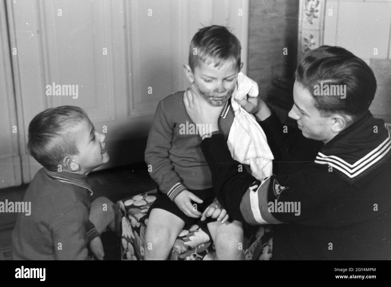 Mitglieder einer kinderreichen Familie helfen sich gegenseitig, Deutsches Reich 1930er Jahre. I membri di una famiglia estesa si aiutano a vicenda, Germania 1930s. Foto Stock