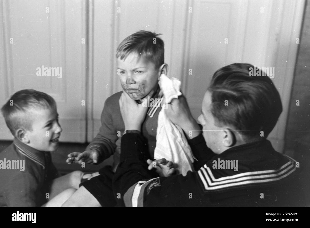 Mitglieder einer kinderreichen Familie helfen sich gegenseitig, Deutsches Reich 1930er Jahre. I membri di una famiglia estesa si aiutano a vicenda, Germania 1930s. Foto Stock