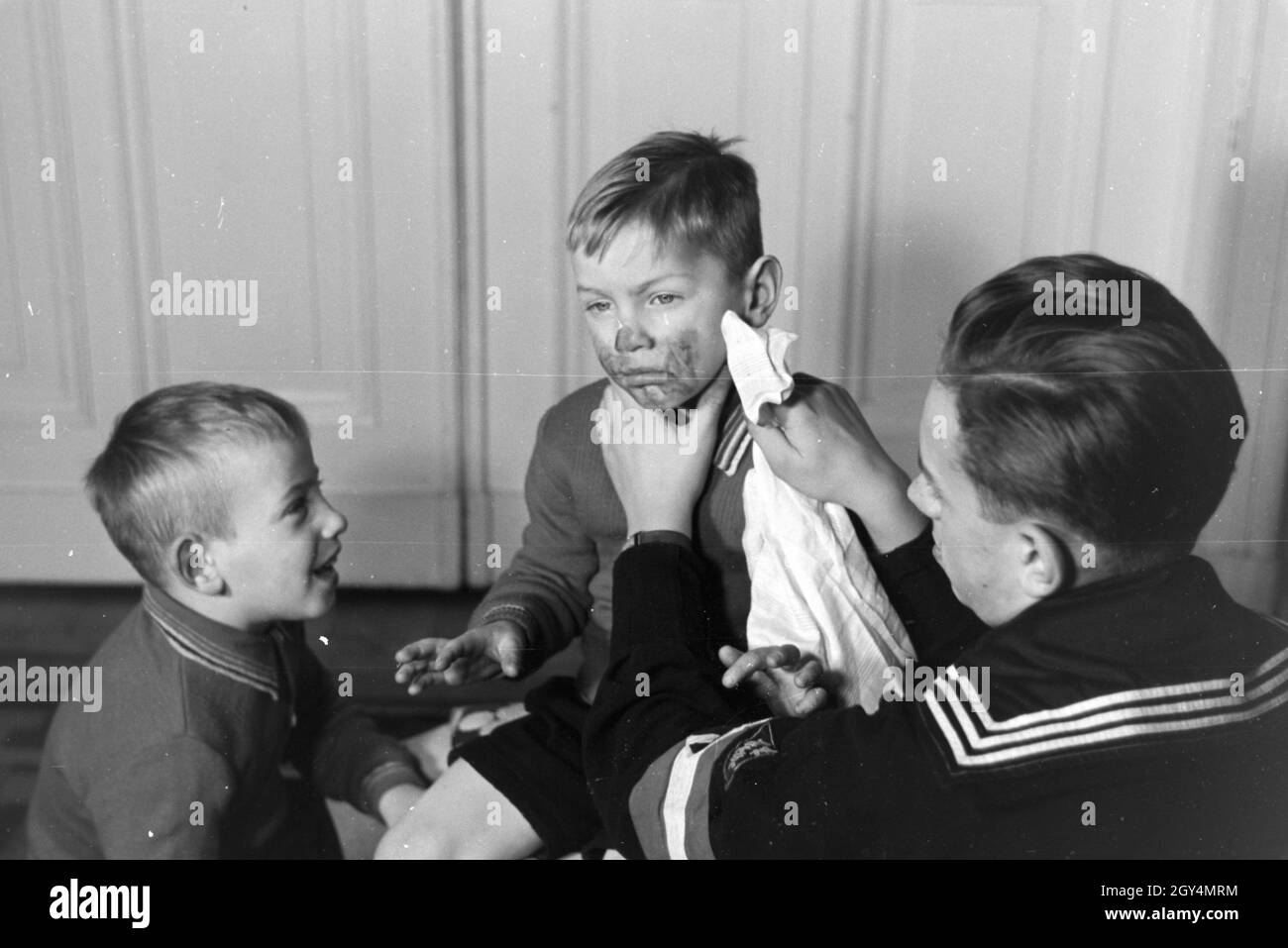 Mitglieder einer kinderreichen Familie helfen sich gegenseitig, Deutsches Reich 1930er Jahre. I membri di una famiglia estesa si aiutano a vicenda, Germania 1930s. Foto Stock