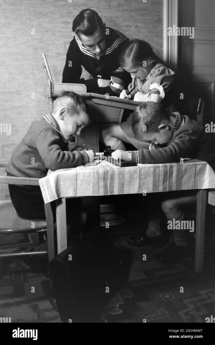 Mitglieder einer kinderreichen Familie helfen sich gegenseitig, Deutsches Reich 1930er Jahre. I membri di una famiglia estesa si aiutano a vicenda, Germania 1930s. Foto Stock