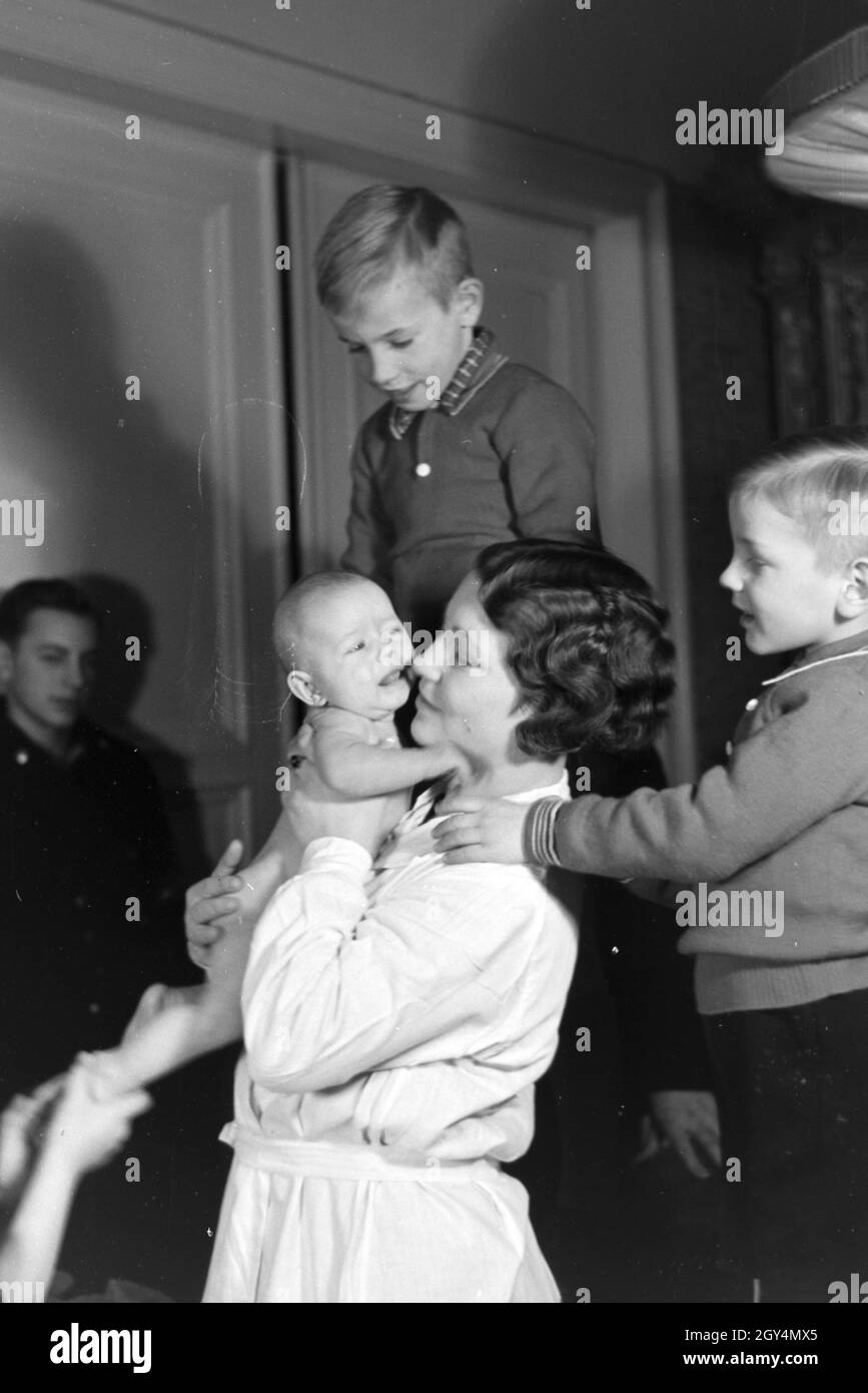 Mitglieder einer kinderreichen Familie mit dem Neugeborenen, Deutsches Reich 1930er Jahre. I membri di una famiglia estesa con il neonato, Germania 1930s. Foto Stock
