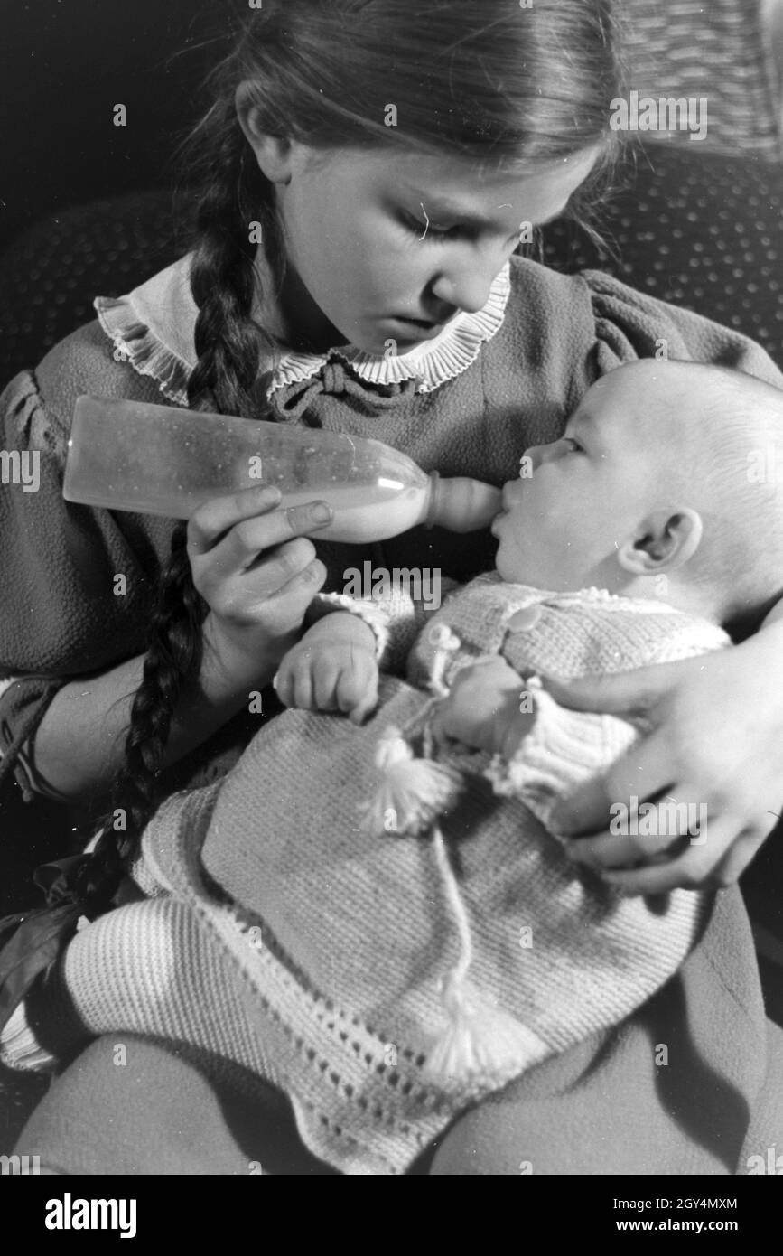 Mitglied einer kinderreichen Familie mit dem Neugeborenen, Deutsches Reich 1930er Jahre. Membro della famiglia estesa con il neonato, Germania 1930s. Foto Stock