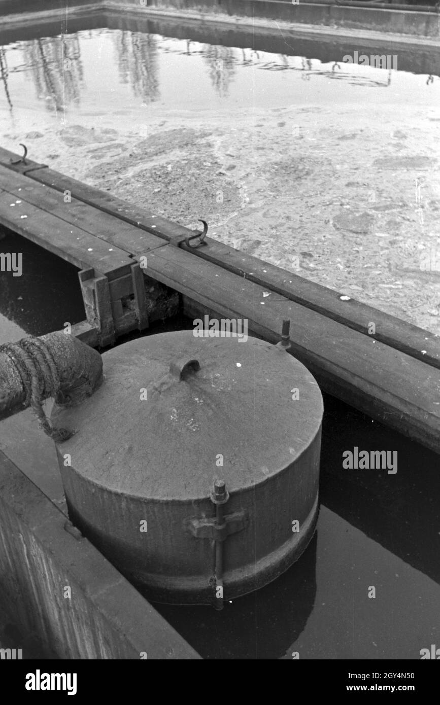 Sickergruben und Faulbecken in einem Klärwerk, Deutschland 1930er Jahre. Pozzi assorbenti e digestivo serbatoi presso un impianto di depurazione, Germania 1930s. Foto Stock