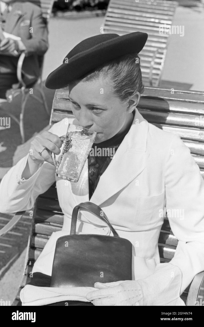 Ausflug in den Kurort Bad Kissingen, Deutsches Reich 1930er Jahre. Un viaggio per il resort per la salute di Bad Kissingen, Germania 1930s. Foto Stock