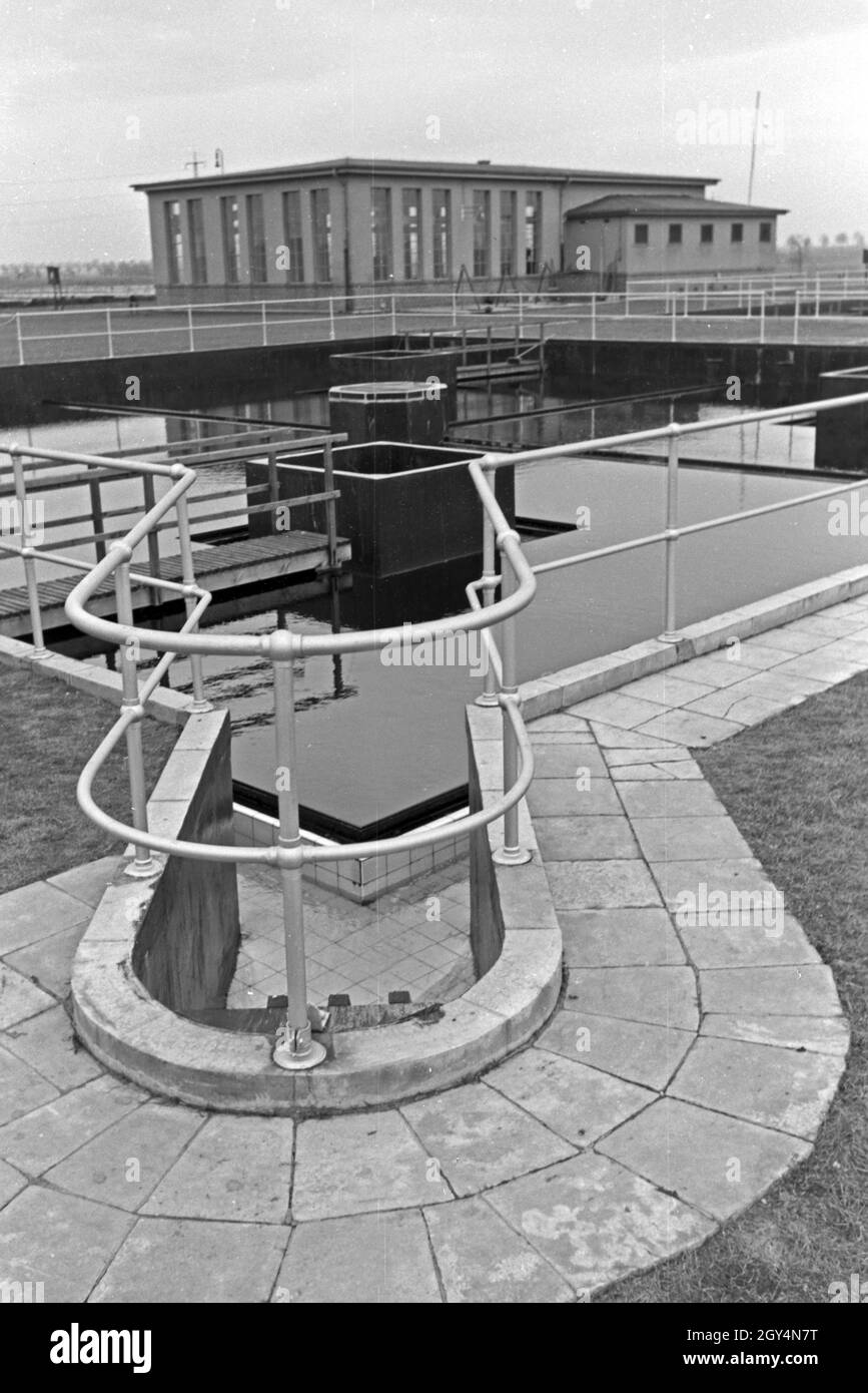 Blick auf ein Klärwerk, Deutschland 1930er Jahre. Vista di un impianto purificationm, Germania 1930s. Foto Stock