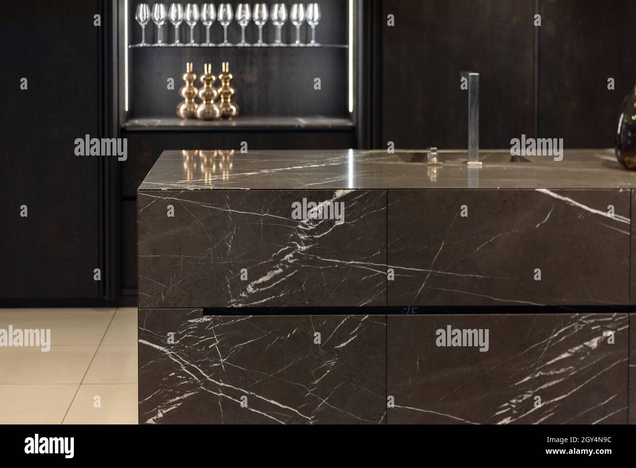 Banco da cucina di lusso con accessori Foto Stock