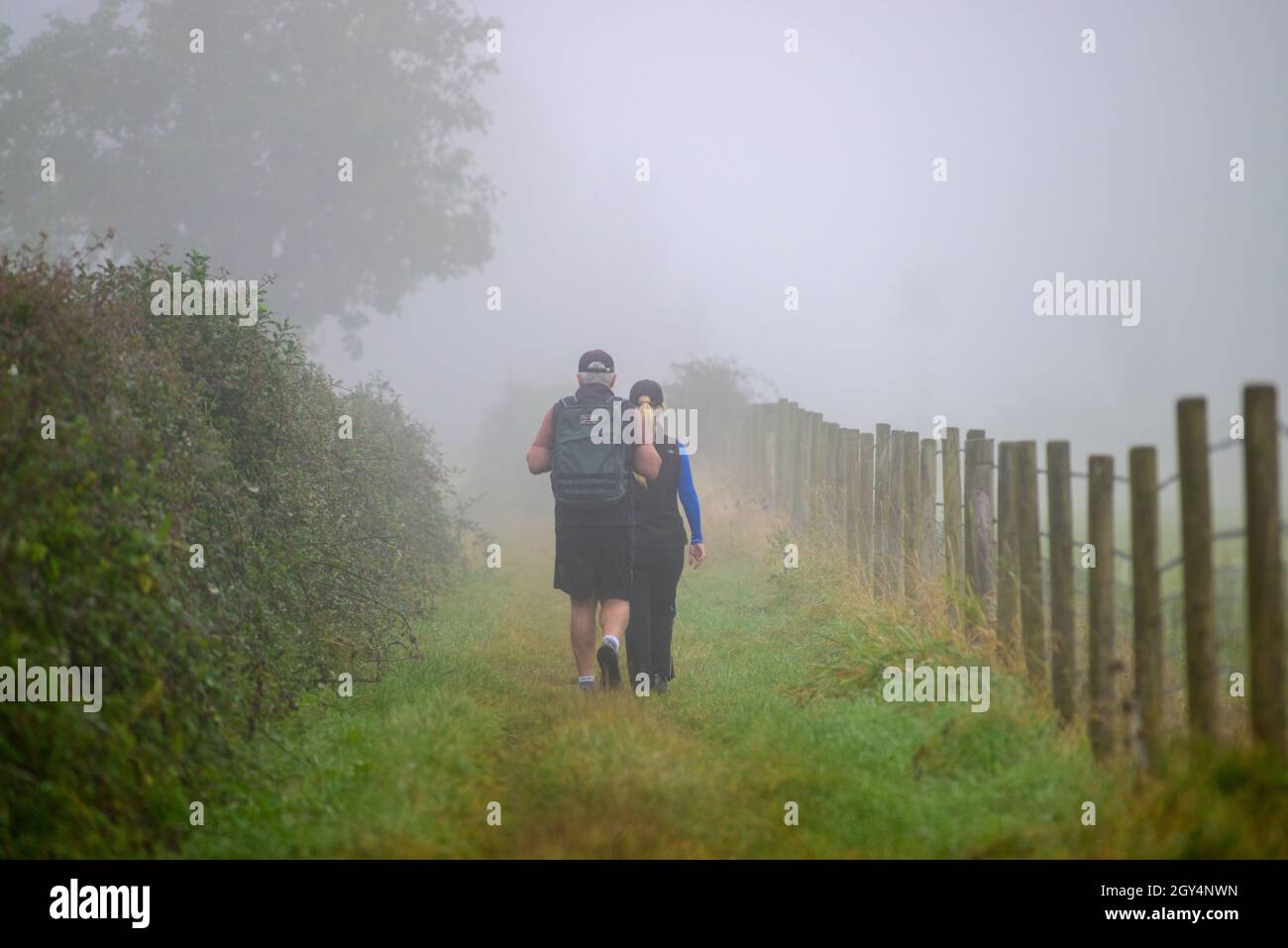 Avon Valley, Fordingbridge, New Forest, Hampshire, Regno Unito, 7 ottobre 2021, tempo: Camminatori fuori presto su una mattinata nebbiosa ma molto mite nella campagna mentre l'autunno infila dentro. Credit: Paul Biggins/Alamy Live News Foto Stock